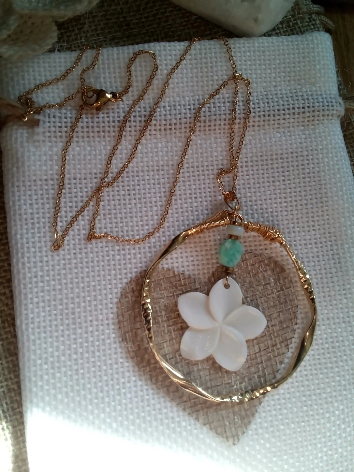Collier met parelmoer bloem en amazoniet- en blauwe opaalstenen – photo 2